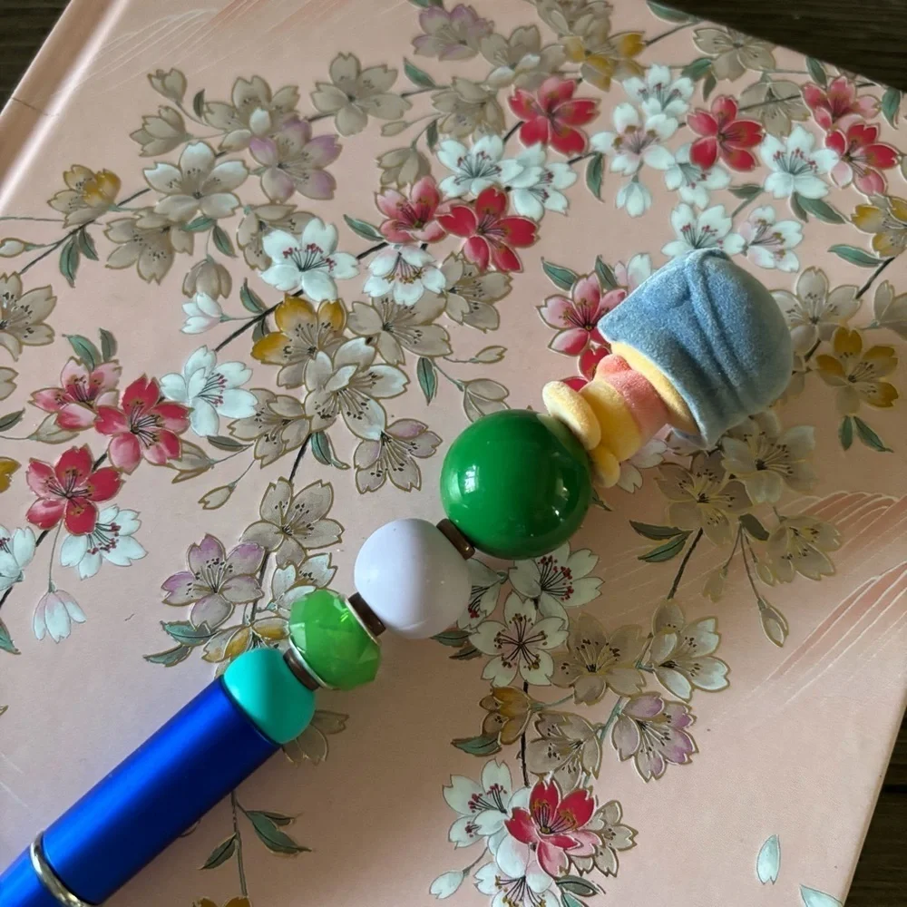 Disney Doorables: Winnie the Pooh: Pooh Bear flying handmade beaded pen
